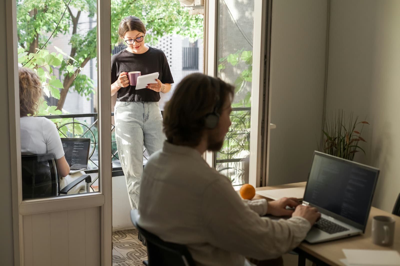 Ansatte i konsentrert arbeid med hver sin laptop